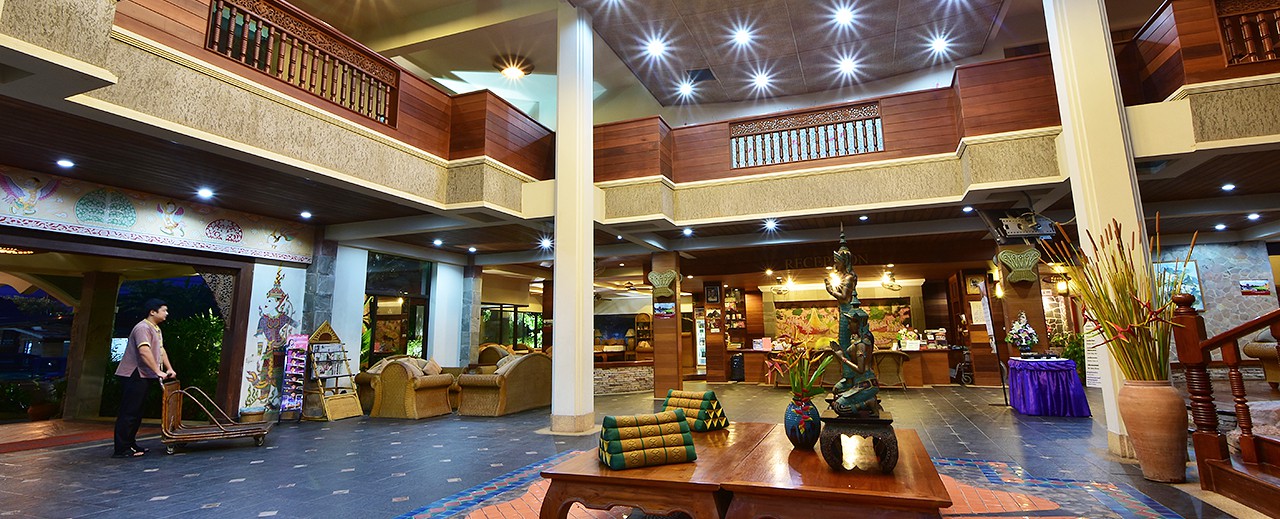 ล็อบบี้โรงแรมที่โอ่โถง บรรยากาศแบบไทยๆ ต้อนรับแรกด้วยโซฟาหวายและเสียงน้ำสดชื่นจากสวนน้ำตก